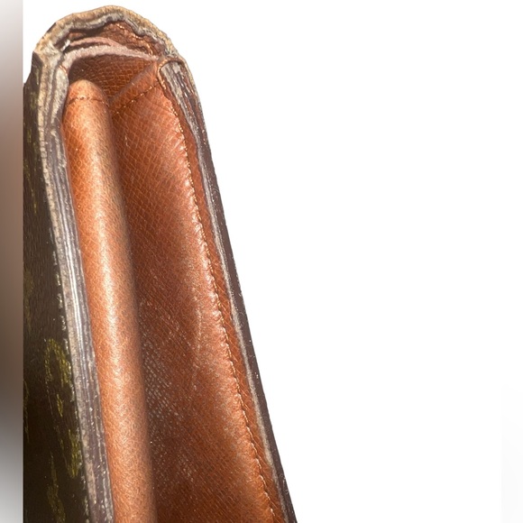 Louis Vuitton Men’s Monogram Bi-Fold Wallet - Picture 15 of 16